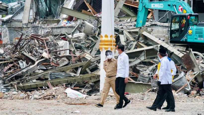 Presiden Jokowi Melihat Bangunan Hancur karena Gempa Mamuju - Bagian 1