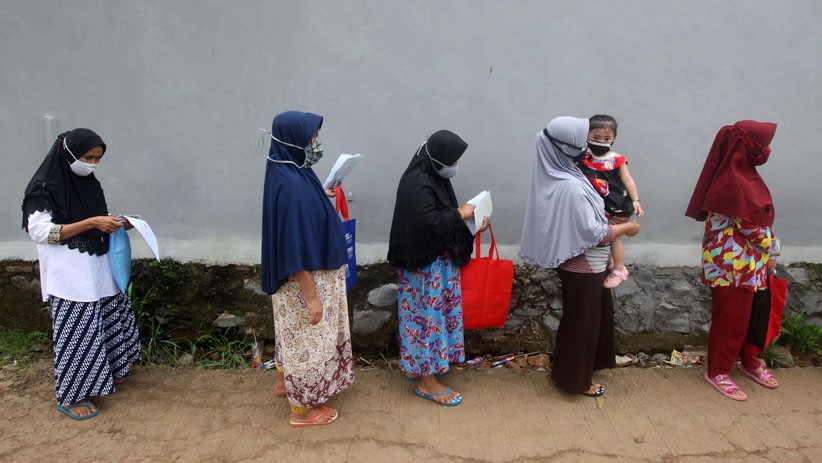 Warga Jatiasih Dapat Bantuan Sosial Tunai - Bagian 2
