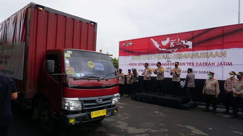 Polda Jatim Kirim 25.165 Paket Sembako dan Obat ke Kalsel dan Sulbar 