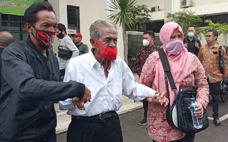 Digugat Anak Kandung Rp3 Miliar, Ayah Renta Dipapah Jalani Sidang di PN Bandung