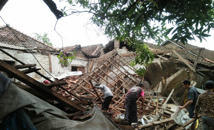 Angin Kencang Robohkan Satu Rumah di Pinggir Laut Rembang 