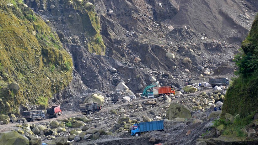 Penambang Pasir Nekat Beraktivitas di Lereng Gunung Merapi - Bagian 1