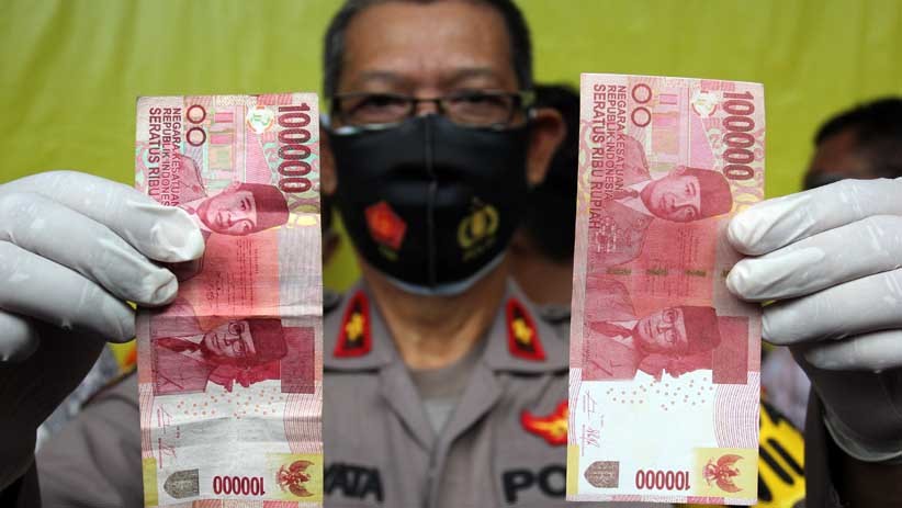 Polisi Amankan 2.459 Lembar Uang Palsu Pecahan Rp100.000 di Surabaya - Bagian 1