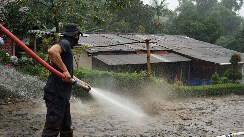 Tim SAR Gabungan Semprot Sisa-Sisa Lumpur Banjir Bandang Gunung Mas - Bagian 3