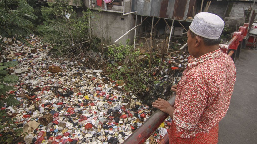 Kali Cijantung Cimanggis Tertutup Sampah Jadi Penyebab Banjir Depok  - Bagian 1