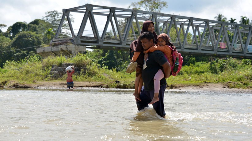 Pelajar Aceh Nekat Menyeberangi Sungai Deras karena Jembatan Rusak sejak 2004 - Bagian 2