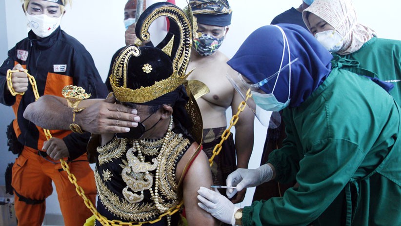 Ketakutan Melihat Jarum, Tokoh Wayang Ini Dirantai saat Disuntik Vaksin Covid-19 - Bagian 1
