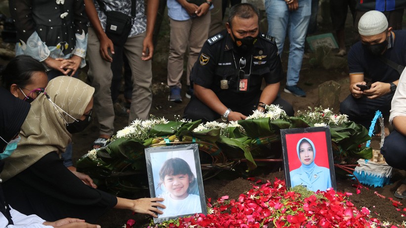 Suasana Haru Pemakaman Ibu dan Anak Korban Sriwijaya Air, Putri Pertama Belum Ditemukan - Bagian 2