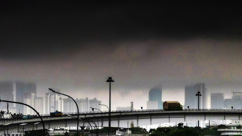 Jakarta Hujan, Langit Ibu Kota Diselimuti Awan Gelap - Bagian 1