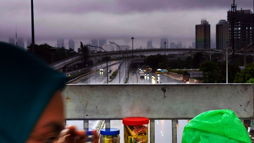 Jakarta Hujan, Langit Ibu Kota Diselimuti Awan Gelap - Bagian 3