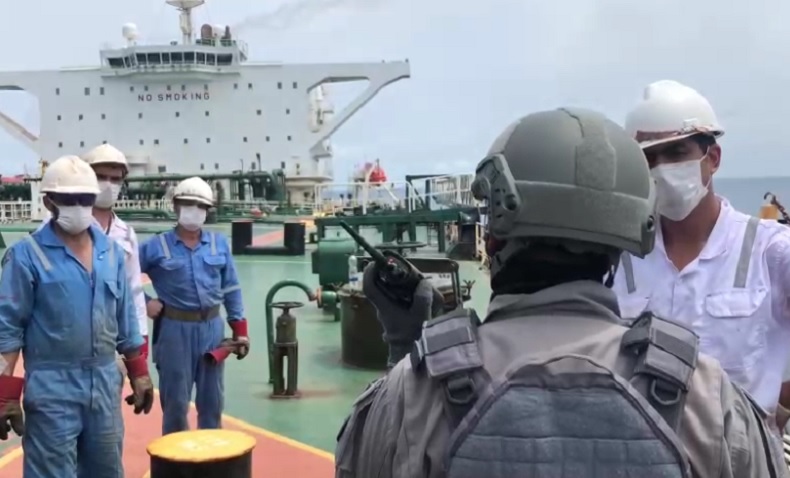 Diamankan Bakamla, 2 Kapal Tanker Asing Diduga Transfer BBM Ilegal di Perairan Pontianak