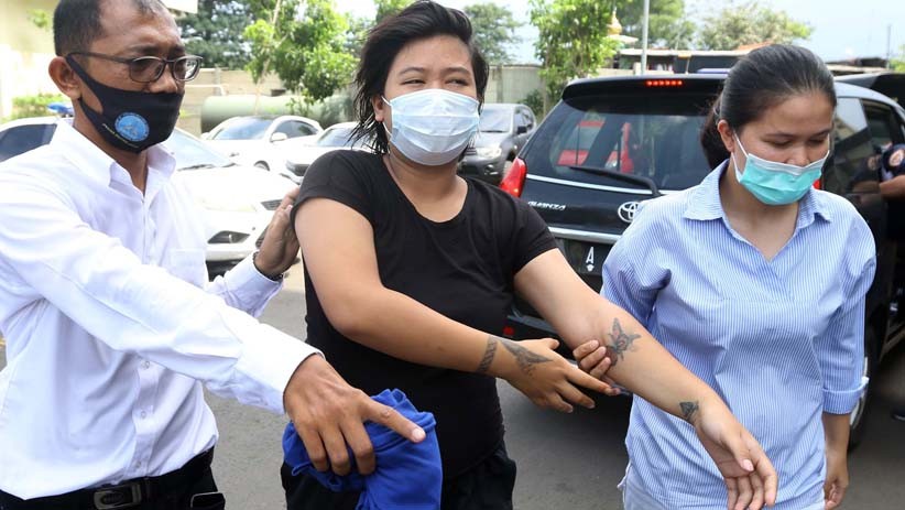 Ini Dia Perempuan Bertato Pelaku Mesum di Halte Bus Kramat Raya - Bagian 1