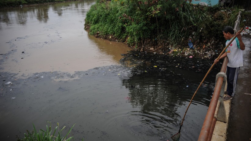 Sungai Citarum Tercemar Limbah, Air Berubah Jadi Hitam - Bagian 1