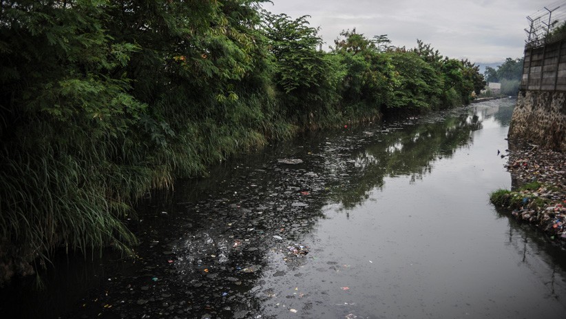 Sungai Citarum Tercemar Limbah, Air Berubah Jadi Hitam - Bagian 2