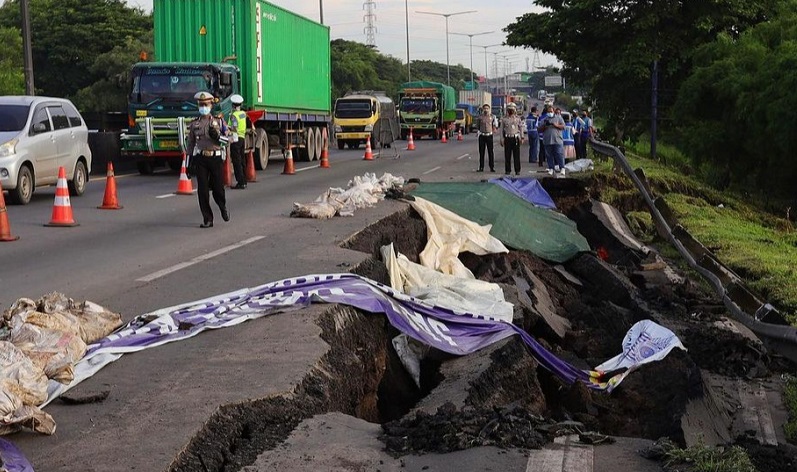 KM 06+200 Tol Surabaya-Gempol Longsor, 2 Lajur Ditutup 