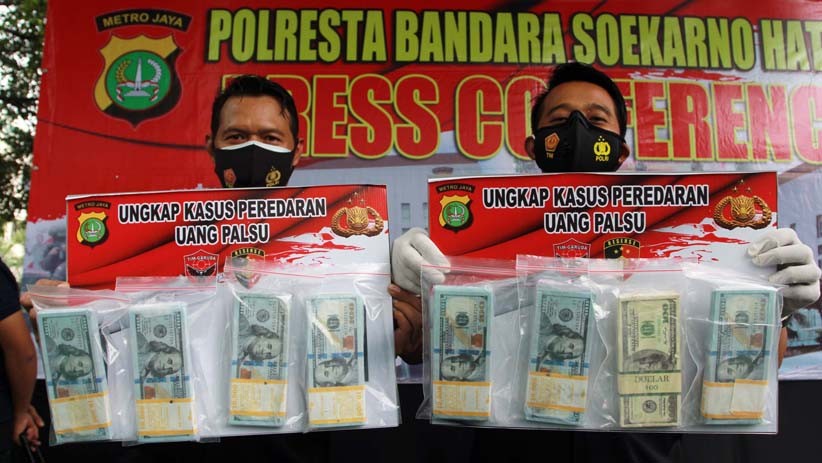 Penampakan Uang Palsu 100.000 Dolar AS Diamankan Polres Bandara Soekarno Hatta - Bagian 1