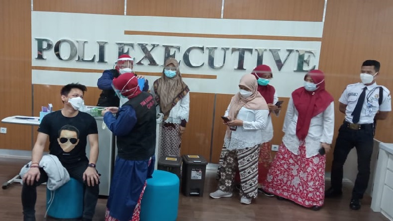 Ariel Noah Disuntik Vaksin Covid-19 Dosis Kedua, Efeknya Hanya Mengantuk