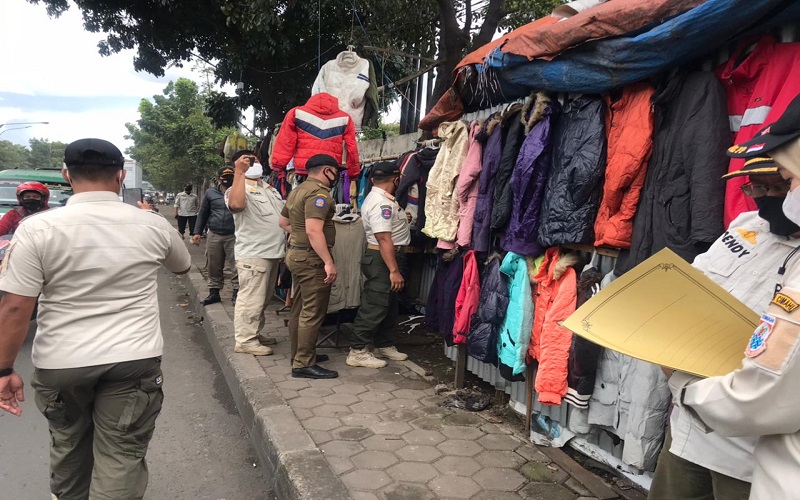Satpol PP Kota Cimahi Bubarkan PKL yang "Menjamur" di Jalan Amir Machmud