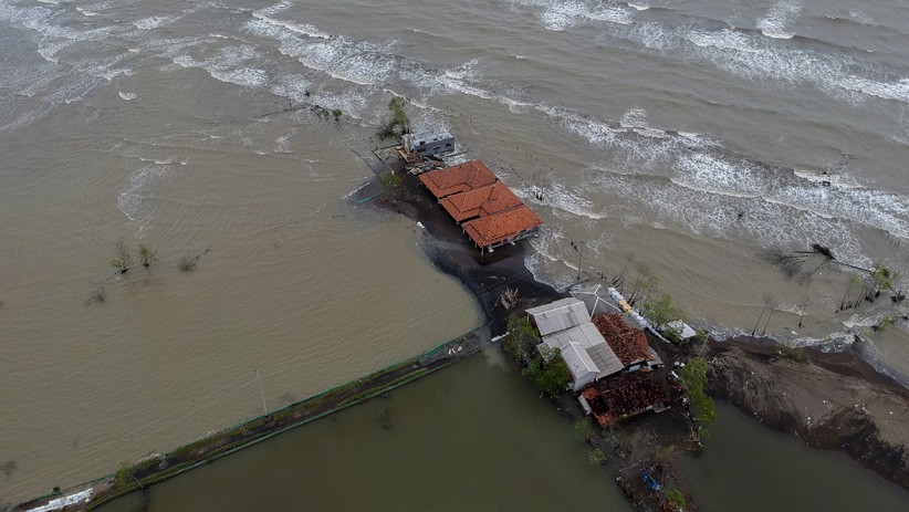 Rumah Warga Simonet Pekalongan Rusak Dihantam Gelombang Tinggi Air Laut - Bagian 1