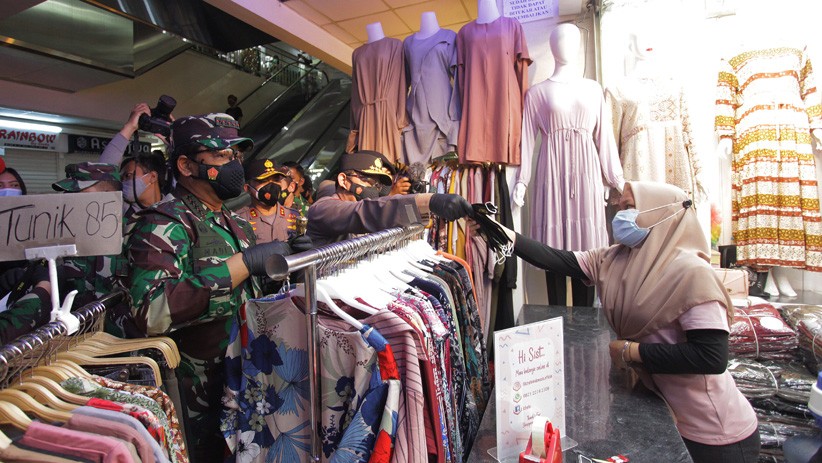Panglima TNI bersama Kapolri Bagikan Masker kepada Pedagang Pasar Tanah Abang - Bagian 2