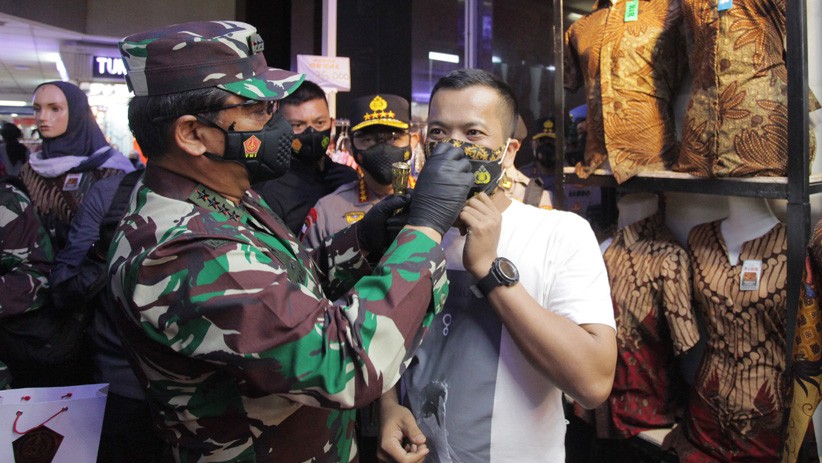 Panglima TNI bersama Kapolri Bagikan Masker kepada Pedagang Pasar Tanah Abang - Bagian 3