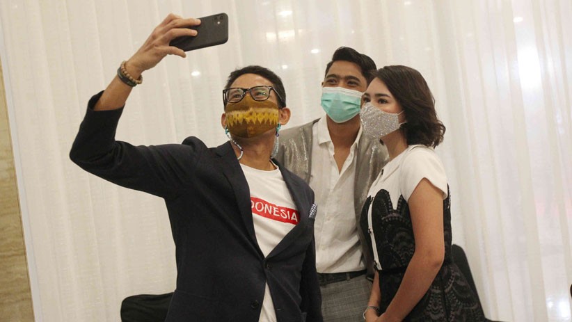 Gaya Arya Saloka dan Amanda Manopo Foto Bareng Sandiaga Uno saat TikTok Awards - Bagian 1