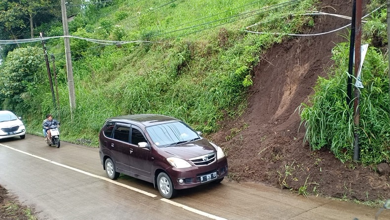 Tebing 5 Meter Longsor, Akses Cimahi-Parongpong Sempat Lumpuh