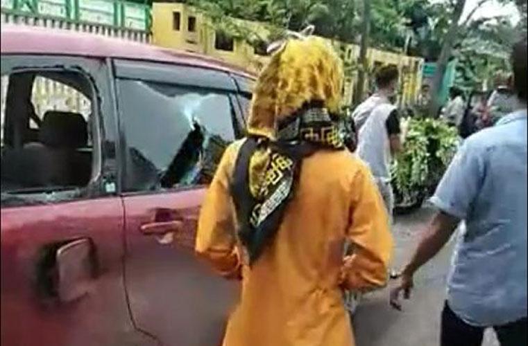 Diduga Bawa Istri Orang, Mobil Oknum Kepala Desa Dirusak Massa di Rembang