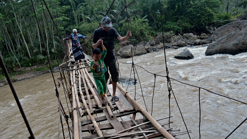 Warga Garut Nekat Melintasi Jembatan Gantung yang Rusak - Bagian 1