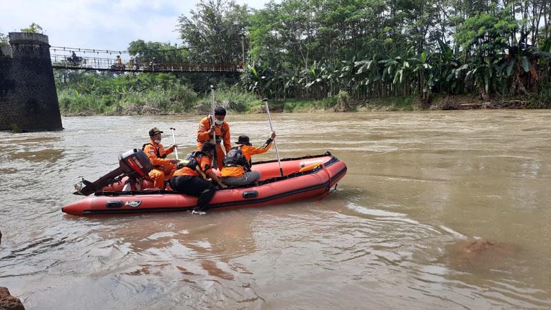 Gerobak Sampah Material Terbalik, Warga Pekalongan Tenggelam di Sungai Sengkarang