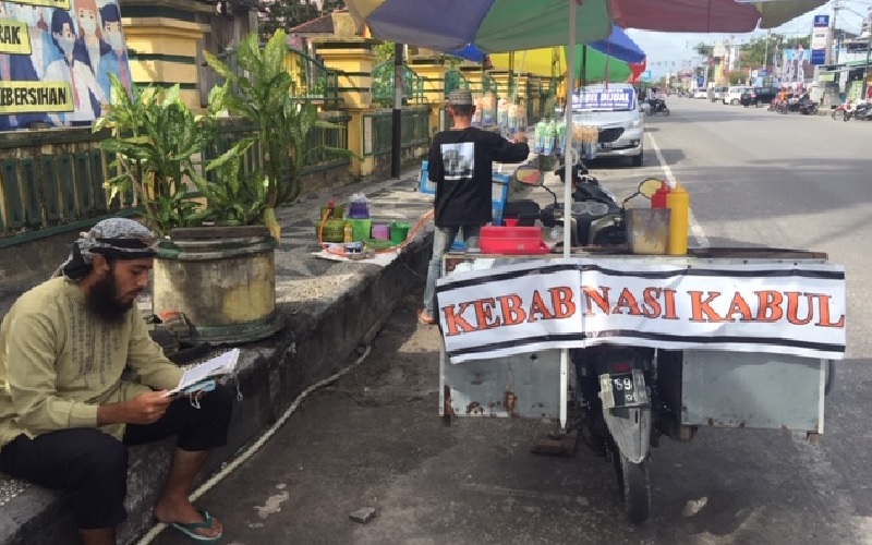 Viral Bule Argentina Jualan Kebab Pinggir Jalan, Padahal Istri Seorang Dokter 