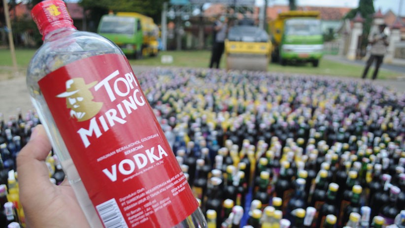 Bupati Pamekasan Operasikan Alat Berat Musnahkan 2.670 Botol Minuman Keras - Bagian 2