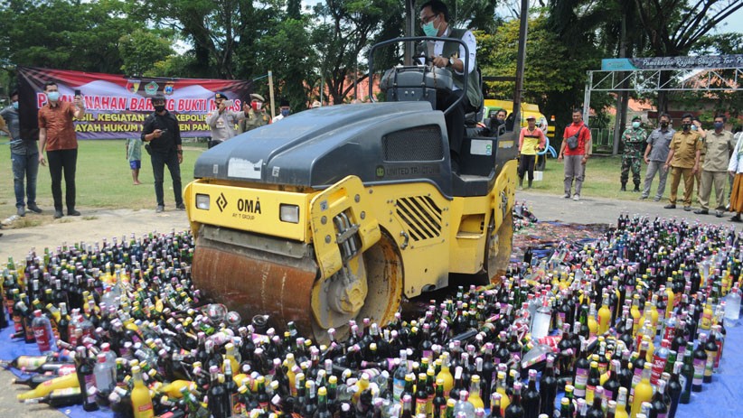 Bupati Pamekasan Operasikan Alat Berat Musnahkan 2.670 Botol Minuman Keras - Bagian 1
