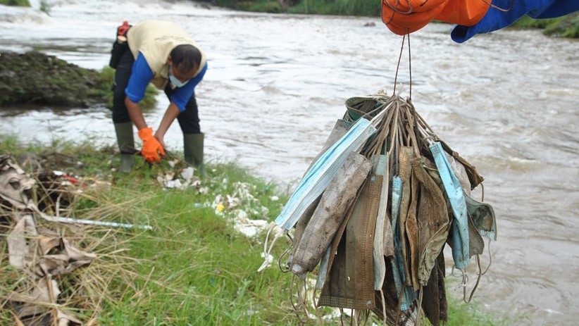 Sungai Ciliwung Tercemar Sampah Masker Medis Bekas Pakai - Bagian 1