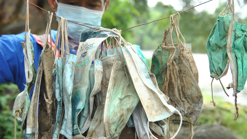 Sungai Ciliwung Tercemar Sampah Masker Medis Bekas Pakai - Bagian 2