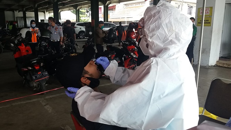 Sopir, Penumpang, dan Pedagang di Terminal PAB Cimahi Jalani Rapid Test Antigen