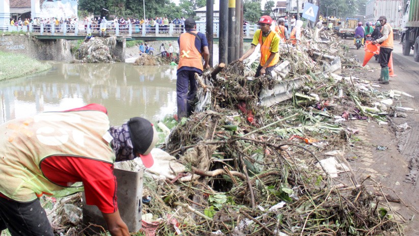 Antisipasi Banjir Bandang Susulan, Warga Pasuruan Angkut Puing dari Sungai  - Bagian 2