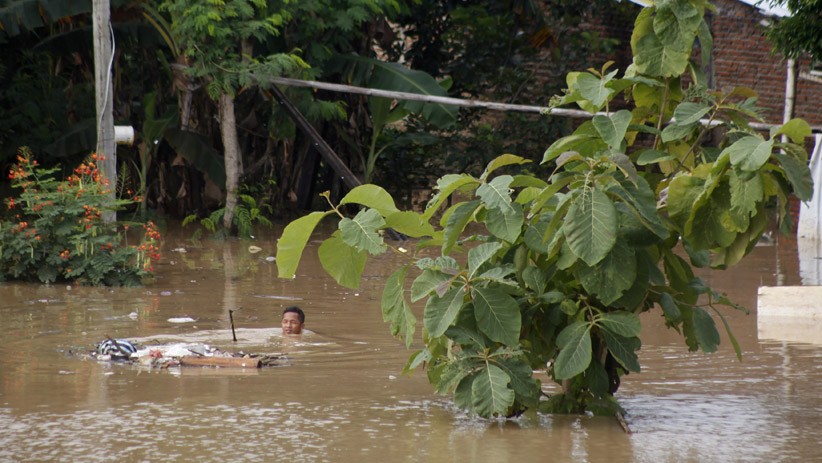 Sungai Bengawan Solo Meluap, Permukiman Warga Kampung Sewu Terendam Banjir - Bagian 2