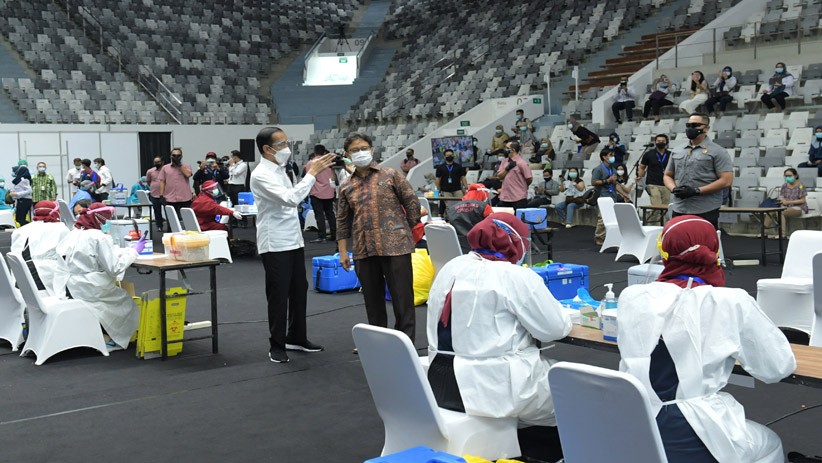 Presiden Jokowi dan Menkes Tinjau Vaksinasi Covid Massal Tenaga Kesehatan - Bagian 2