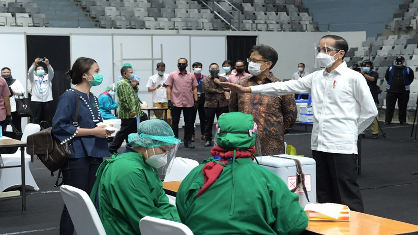 Presiden Jokowi dan Menkes Tinjau Vaksinasi Covid Massal Tenaga Kesehatan - Bagian 1