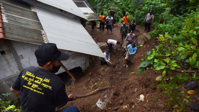 Rumah Tertimbun Tanah Longsor di Desa Kepel Madiun - Bagian 1