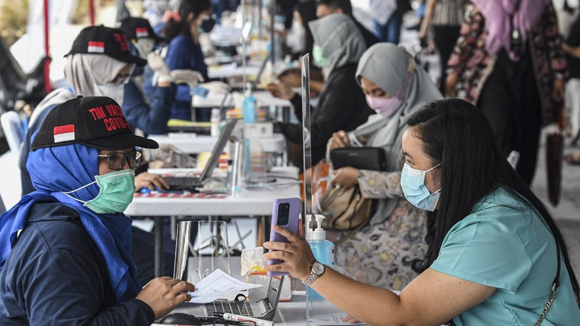 Suasana Vaksinasi Covid-19 Massal Ribuan Tenaga Kesehatan di Istora Senayan - Bagian 3