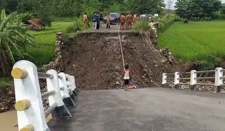 Banjir di Lebak Robohkan Jembatan Muhara, Jalur Banten-Jabar Putus