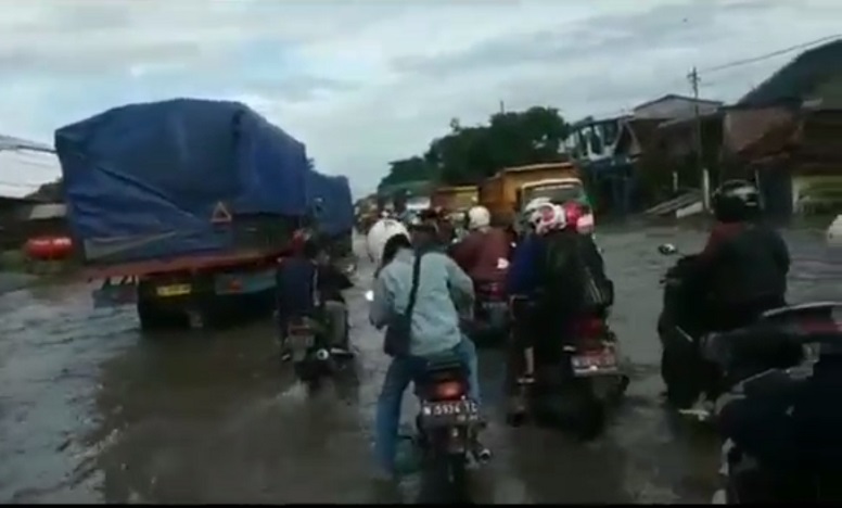 Banjir Pasuruan Belum Surut, Ruas Surabaya-Probolinggo Macet Parah 