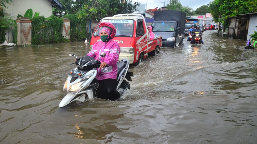 Jalan Provinsi Penghubung Kudus-Purwodadi Terendam Banjir Setinggi 50 Centimeter - Bagian 3