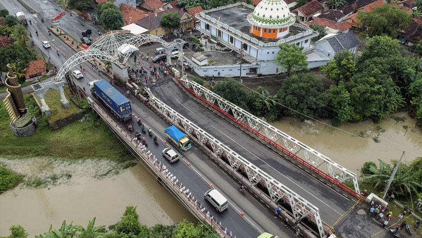 Penampakan dari Udara Jembatan Perbatasan Pekalongan-Pemalang Amblas 2 Meter - Bagian 2
