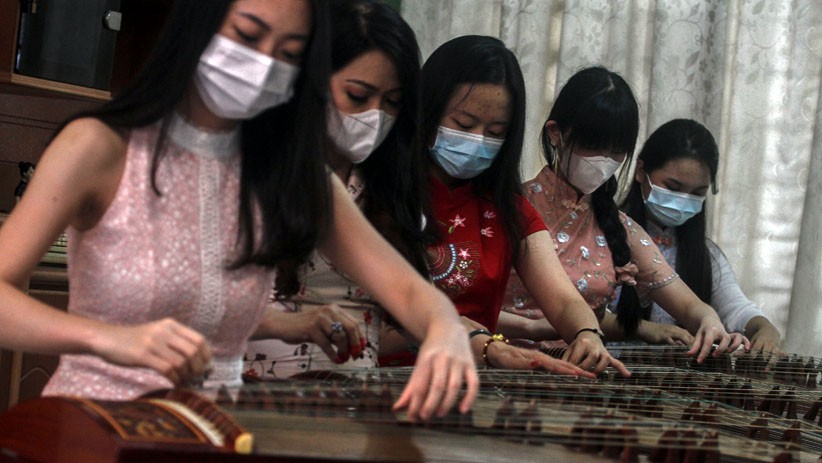 Deretan Perempuan Cantik Bermain Alat Musik Kecapi China - Bagian 2
