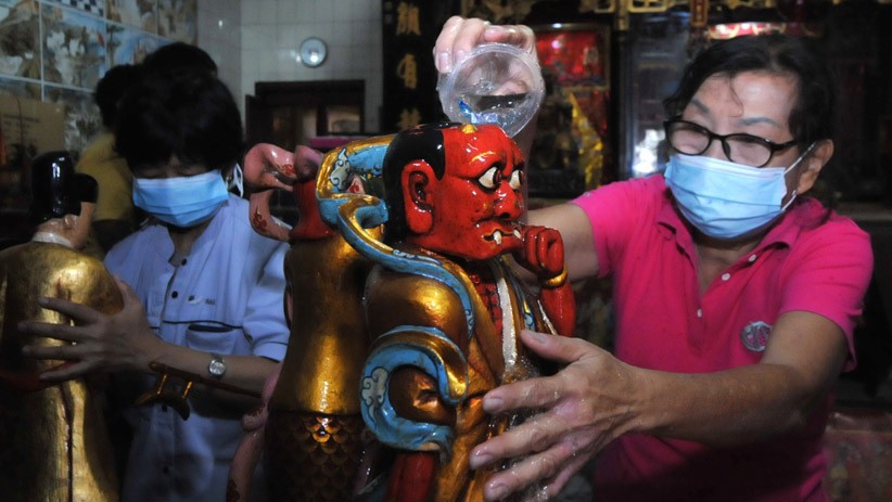 Warga Surabaya Cuci Patung Dewa Jelang Hari Raya Imlek - Bagian 3