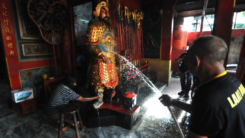 Warga Surabaya Cuci Patung Dewa Jelang Hari Raya Imlek - Bagian 5