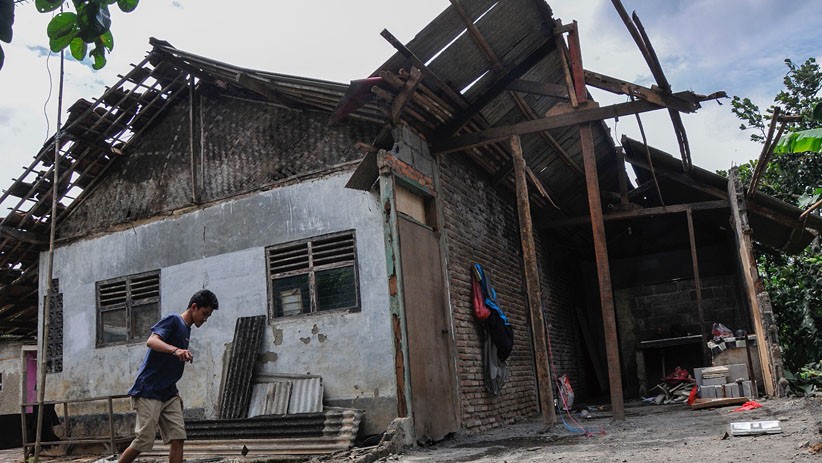 Puluhan Rumah Rusak Diterjang Angin Puting Beliung di Bekasi - Bagian 1